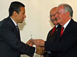 Aarón Padilla (der.), entrega el gafete FIFA a Alfredo Peñaloza, el silbante del encuentro América vs. Pachuca. MEXSPORT  /