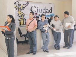 Habitantes de la Ciudad de México asisten a la novena Feria del Empleo, que se realiza en el Centro Internacional de Negocios. ARCHIVO  /
