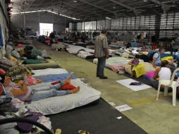 Varias familias que perdieron sus casas tras las precipitaciones permanecen en un refugio temporal, en la ciudad de Teresópolis. EFE  /