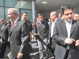 Los presidentes municipales de la ZMG y el secretario general de Gobierno,  a su salida del encuentro de alcaldes. S. NUÑEZ  /