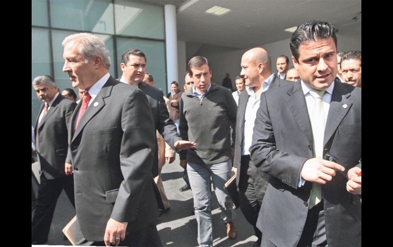 Los presidentes municipales de la ZMG y el secretario general de Gobierno,  a su salida del encuentro de alcaldes. S. NUÑEZ  /