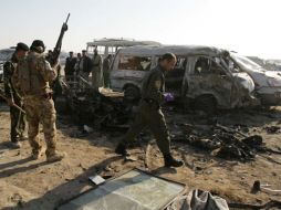 La gente se sienta en los escombros de zona de la explosión. AFP  /