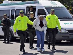 Carlos Arturo Córdoba, alias 'Garra', es escoltado por la policía colombiana tras su arresto. AFP  /