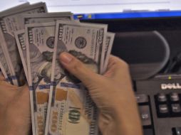 El billete verde se compra en un mínimo de 17.17 pesos. AFP / ARCHIVO