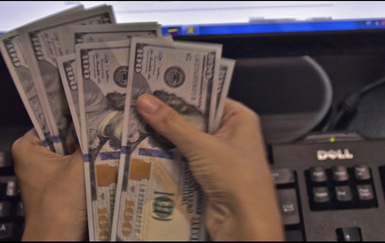 El billete verde se compra en un mínimo de 17.17 pesos. AFP / ARCHIVO