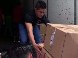 Jair Barraza recibe una caja de víveres de Alan Pulido.