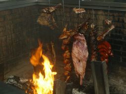 La leña de roble y encino, dan un sabor único a la carne.E. FLORES  /