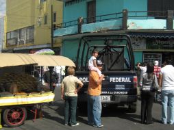 Elementos de la Policía Federal cerraron el paso vehicular en las calles donde se realizaron los cateos. O. RUVALCABA  /