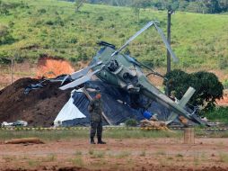 Militares trabajan alrededor de helicóptero caído en Nueva Friburgo, Río de Janeiro. EFE  /