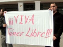 Tunecinos se reunieron frente a la Embajada de Túnez en Madrid para pedir  la dimisión del embajador, Mohamed Ridha. EFE  /