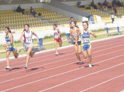 La final de 100 metros, ganada por Regina Tavera (116). A. ARZÁPALO  /