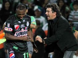 El técnico del conjunto lagunero Omar Romano dando indicaciones a Benítez. MEXSPORT  /