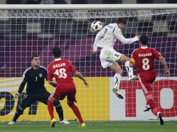 Ulughbek Bakaev (centro, playera blanca) anota uno de los goles con los que Uzbekistán eliminó a Jordania en la Copa de Asia. AFP  /