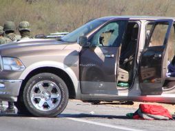 Así quedó un vehículo tras el enfrentamiento. EL UNIVERSAL  /