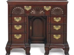 El escritorio en madera de caoba fue confeccionado en el siglo XVIII por el prestigioso ebanista John Goddard. EFE  /