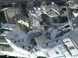 Oleg Skrípochka y Dmitri Kondrátiev instalaron algunos equipos. EFE  /