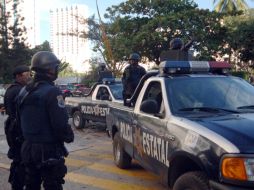 Policías estatales resguardan el hotel sede donde se desarrolló el debate entre candidatos al gobierno de Guerrero. NTX  /