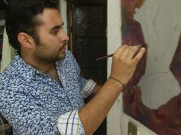 Roberto elabora una de sus creaciones.E. FLORES  /