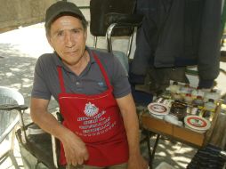 José Luis Montiel es admirado por algunos clientes, quienes no dan crédito a que un hombre culto sea bolero.E.FLORES  /