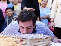 Pobladores de San Martín de las Flores regalaron un pastel al alcalde de Tlaquepaque, Miguel Castro, por su cumpleaños. E. PACHECO  /