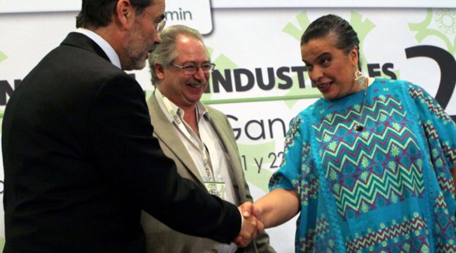 Beatriz Paredes, Gustavo Madero y el presidente de la Confederación de Cámaras Industriales, Salomón Presburguer (c). EL UNIVERSAL  /