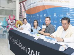 Bernie Clifford (c), miembro del Comité Paralímpico Internacional, explica los pormenores de su visita. E. BARRERA  /