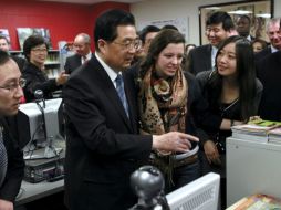 El presidente chino (izquierda) durante su visita a la preparatoria “Walter Payton”, hogar del Instituto “Confucio”, en Chicago. EFE  /