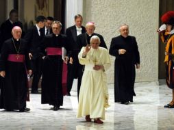 El Papa Benedicto XVI da la bienvenida a los obispos que han acudido a la audiencia pública semanal. EFE  /