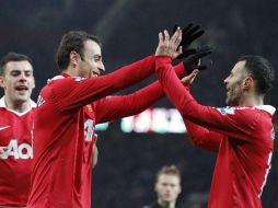 Berbatov adelantaba una gran noche cuando anotó su primer gol apenas al segundo minuto de juego. AP  /
