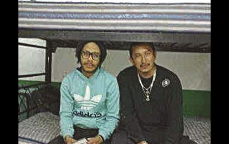 El custodio está junto al cantante que sostiene un libro en sus manos. EL UNIVERSAL  /