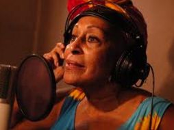 La cantante cubana dio voz a 'Mama Odie' de la película 'Tiana y el Sapo'. ESPECIAL  /