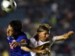 Horacio Cervantes y Leandro Augusto pelean un balón, en el partido de esta tarde en el Estadio Azul. MEXSPORT  /