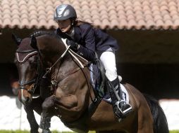 Claudia Watanabe, a lomos de “Zero” ganó la categoría abierta a 1.10 metros, y fue la única que finalizó sin faltas. A. CAMACHO  /