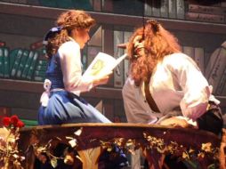 En la imagen los protagonistas de la puesta en escena 'La bella y la bestia''. A.HINOJOSA  /
