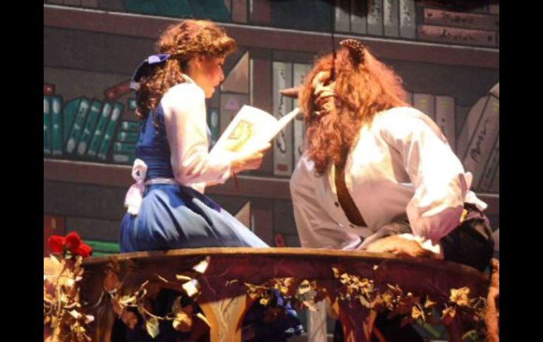 En la imagen los protagonistas de la puesta en escena 'La bella y la bestia''. A.HINOJOSA  /