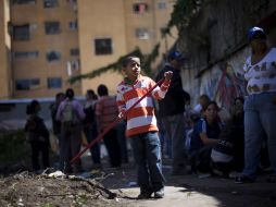 Partidarios de Hugo Chávez, que no tienen hogar luego de las lluvias, en la zona de Campo Alegre, en Caracas. REUTERS  /