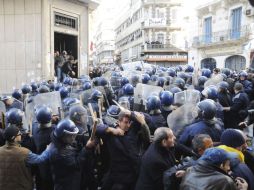 Policía antidisturbios forcejean con manifestantes durante una manifestación no autorizada en Argelia. EFE  /