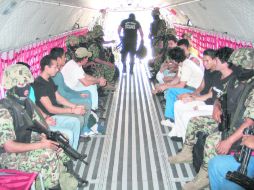 Marinos mexicanos conducen a 10 centroamericanos, que fueron detenidos en Tapachula. EFE  /