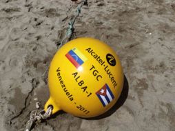 Detalle de las boyas arrastradas por un barco, que indica la ruta del cable submarino que llegará hasta Cuba. REUTERS  /