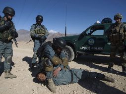 Un soldado, después de enseñar  a  miembros afganos técnicas de lucha contra la Policía Nacional. AFP  /