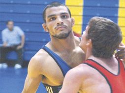 Manuel Alejandro López (azul) es uno de los preclasificados a la selección, en la categoría de 60 kilogramos. ESPECIAL  /