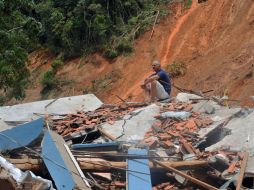 Un hombre descansa sobre los escombros de una casa en Río de Janeiro. ARCHIVO  /