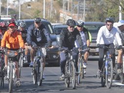 El gobernador hizo un recorrido en bicicleta por la carretera Santa Cruz de las Flores-Tala. S NUÑEZ  /