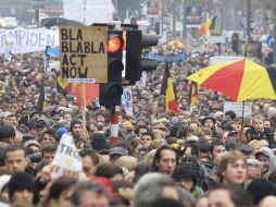 Miles de personas participan en una manifestación multitudinaria en protesta contra la ausencia de Gobierno. EFE  /