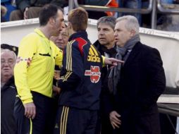 En un momento del encuentro Javier Aguirre tuvo una discusión con el árbitro del partido ante el Deportivo La Coruña. EFE  /