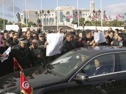 Miles de manifestantes protestan a la llegada del nuevo presidente interino de Túnez. EFE  /
