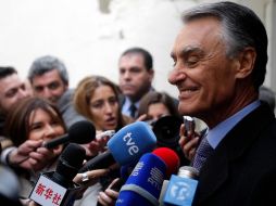 Cavaco Silva sonríe mientras habla con la prensa, luego de votar.AP  /