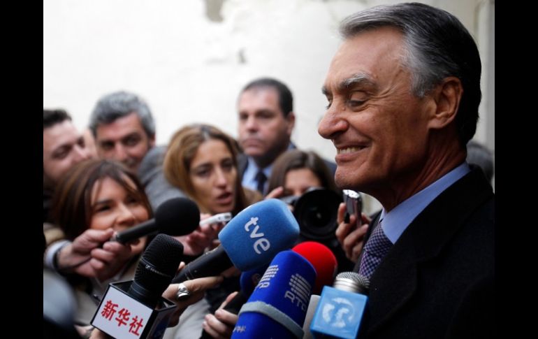 Cavaco Silva sonríe mientras habla con la prensa, luego de votar.AP  /