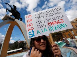 Opositora al gobierno de Chávez sostiene una pancarta recordando el 53 aniversario del regreso de la democracia a Venezuela. REUTERS  /