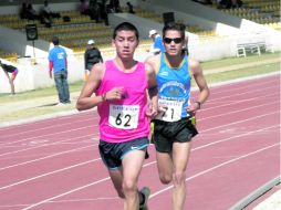 Jaime Gómez y Juan Carlos Mariscal, primero y segundo lugar en 5,000 metros. A. ARZÁPALO  /